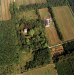 854354 Luchtfoto van de woontoren van het kasteel Weerdesteyn (Weerdesteijnselaan 1) met omliggend park te ...